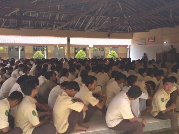 Kepala sekolah SMK Muhammadiyah 1 Klaten Utara langsung pimpin pembinaan kepada siswa kelas XII Kepala sekolah SMK Muhammadiyah 1 Klaten Utara langsung pimpin pembinaan kepada siswa kelas XII