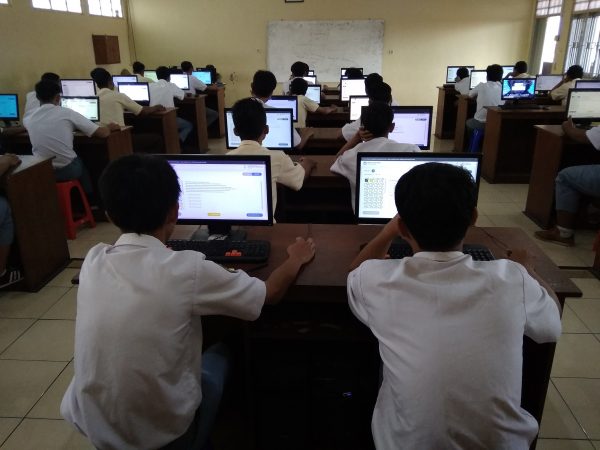 CBT ciri khusus hari pertama di SMK Muh 1 Klaten Utara CBT ciri khusus hari pertama di SMK Muh 1 Klaten Utara