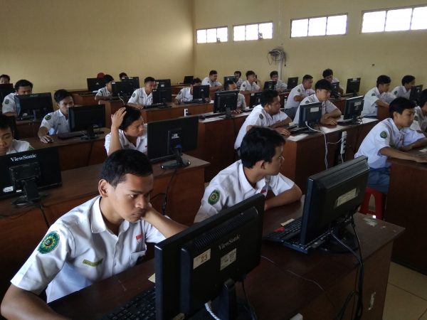Ujian sekolah CBT 100% lancar Ujian sekolah CBT 100% lancar