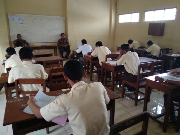 PBT (Paper Based Test) hari pertama di SMK Muhammadiyah 1 Klaten Utara PBT (Paper Based Test) hari pertama di SMK Muhammadiyah 1 Klaten Utara