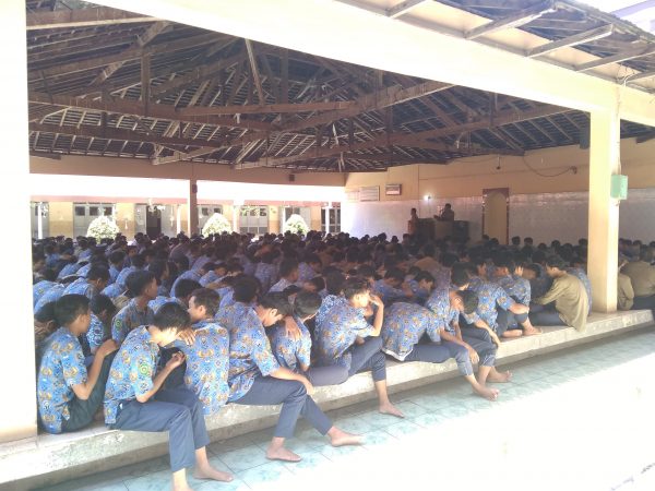Lagi, kepala sekolah SMK Muhammadiyah 1 Klaten Utara beri pembinaan ke siswa kelas XII Lagi, kepala sekolah SMK Muhammadiyah 1 Klaten Utara beri pembinaan ke siswa kelas XII