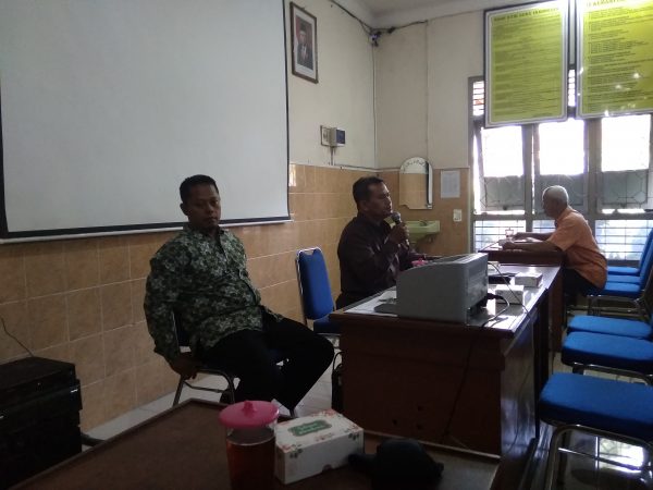 Rapat koordinasi dengan jarak 1 meter lebih Rapat koordinasi dengan jarak 1 meter lebih