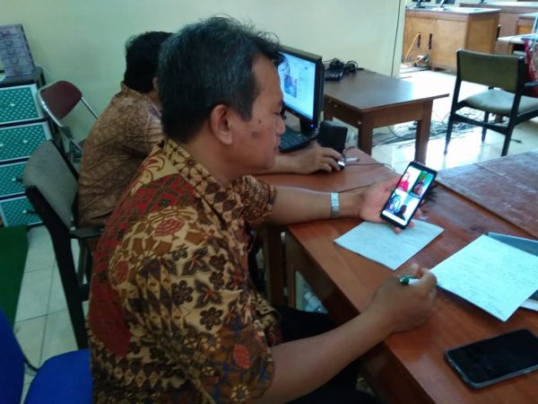 Kepala sekolah SMK Muh 1 Klaten Utara lakukan teleconverence Kepala sekolah SMK Muh 1 Klaten Utara lakukan teleconverence