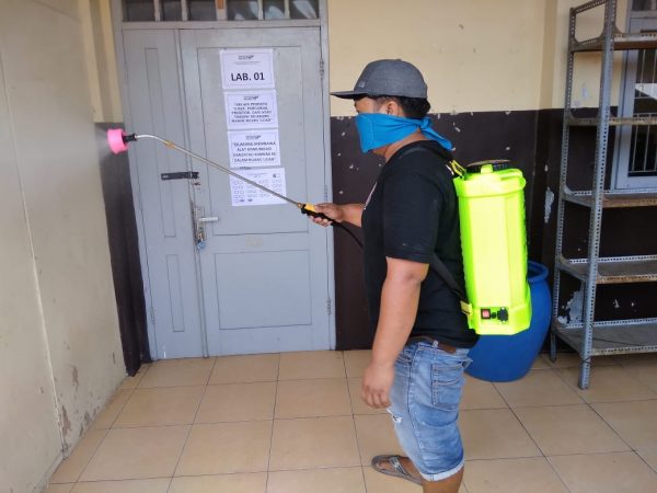 Penyemprotan disinfektan mencegah virus corona di SMK Muh 1 Klaten Utara Penyemprotan disinfektan mencegah virus corona di SMK Muh 1 Klaten Utara