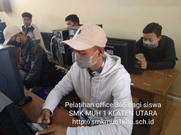 Siswa SMK Muhammadiyah 1 Klaten Utara ikuti pelatihan office 365 dengan protokol kesehatan Covid-19