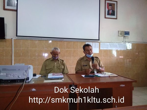 Kepala sekolah SMK Muhammadiyah 1 Klaten Utara pimpin rapat masalah nilai PTS