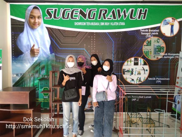 Beberapa siswa kunjungi showroom TEFA MUSAKA