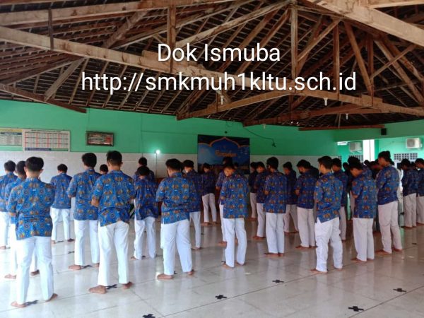 Sholat berjamaah peserta pondok Ramadhan