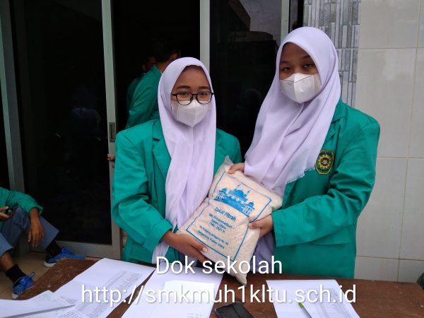 Pentasyarupan zakat Fitri di SMK Muhammadiyah 1 Klaten Utara