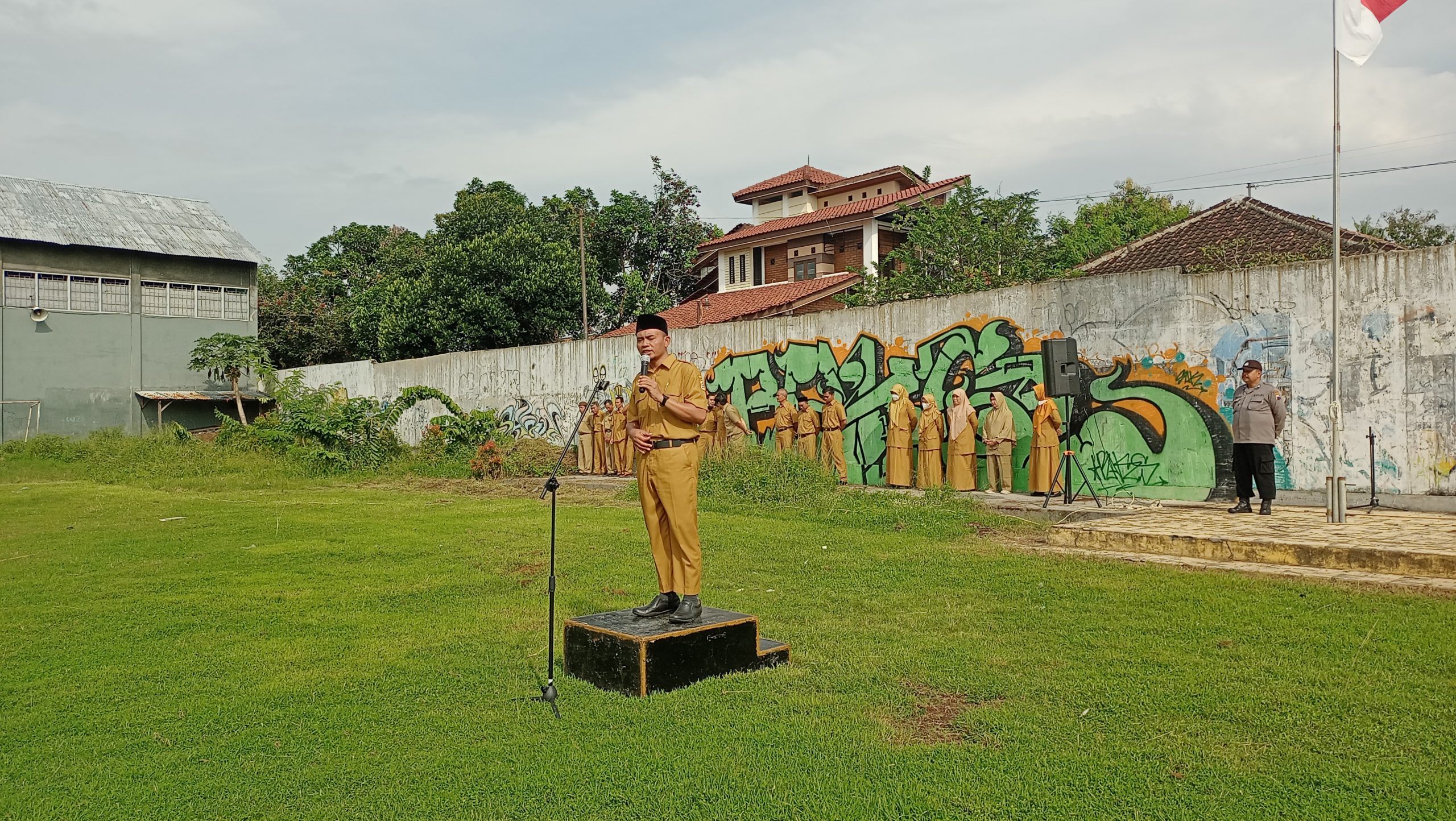 UPACARA APEL HARI PERTAMA MASUK SEKOLAH