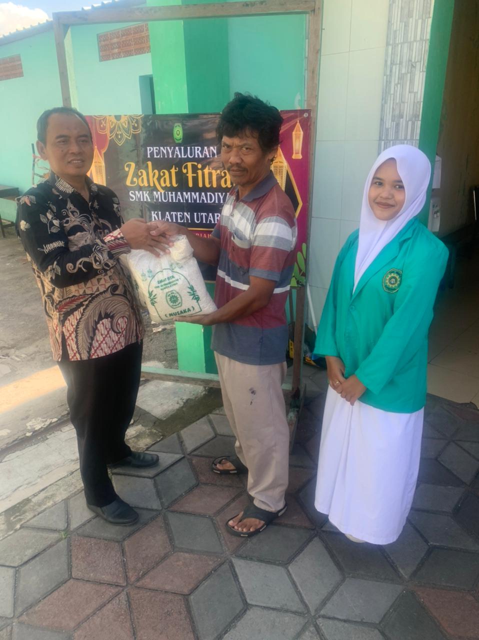 “Ramadhan Penuh Berkah, SMK Muhammadiyah 1 Klaten Utara Salurkan Zakat 3 Ton Beras kepada Masyarakat”
