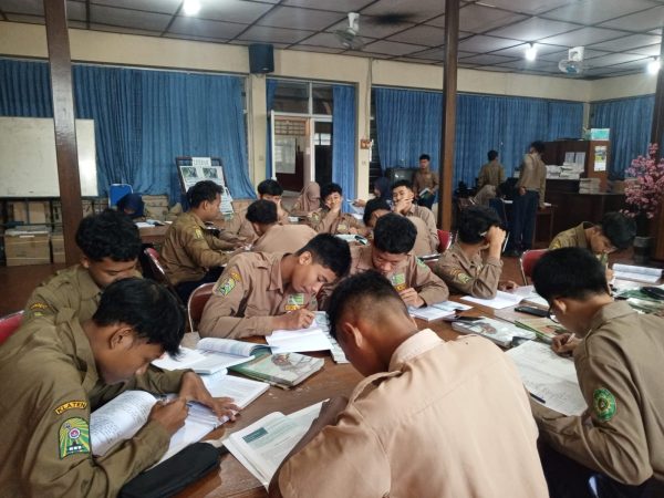 Bukan Cuma Tempat Baca, Perpustakaan Jadi Spot Favorit Siswa Saat Istirahat Bukan Cuma Tempat Baca, Perpustakaan Jadi Spot Favorit Siswa Saat Istirahat